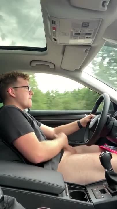 Deutsche schwule Boys wichsen bei der Autofahrt geil ab