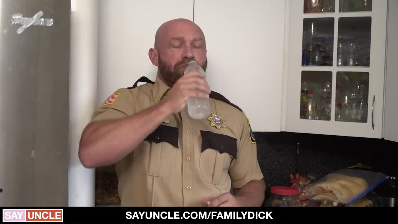 Gay Police Video - Polizei holt ihre dicken Schlagstöcke raus